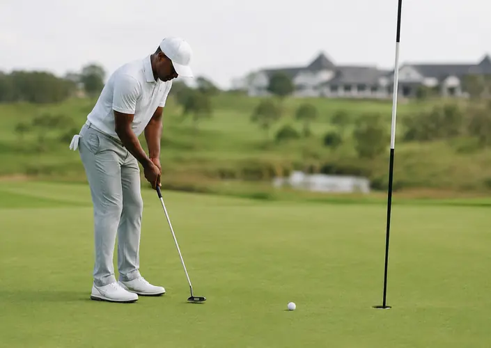 05-golfer-putting-green-kenya